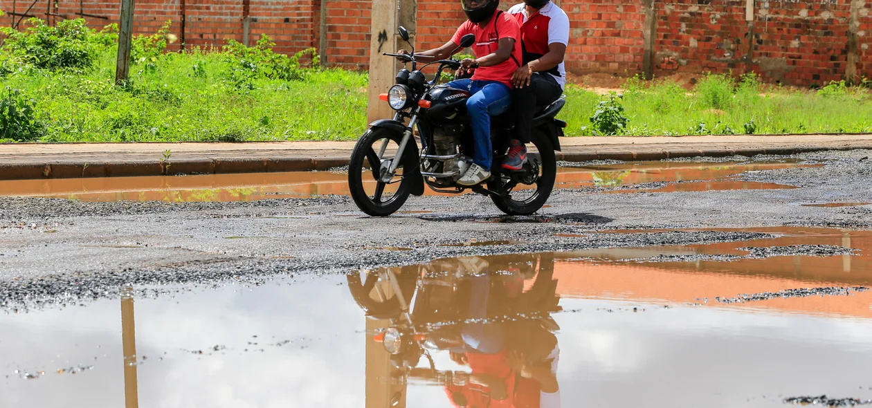 Motoqueiros se arriscam ao passar pelo local