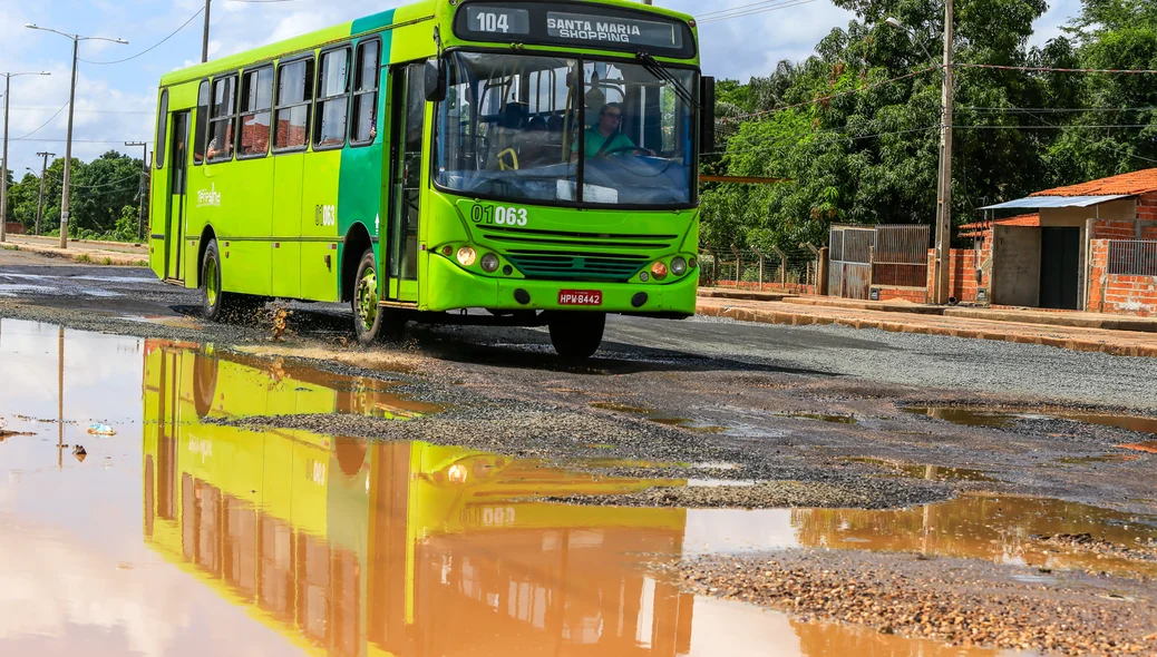 Ônibus passa com dificuldades pelo lavenida 