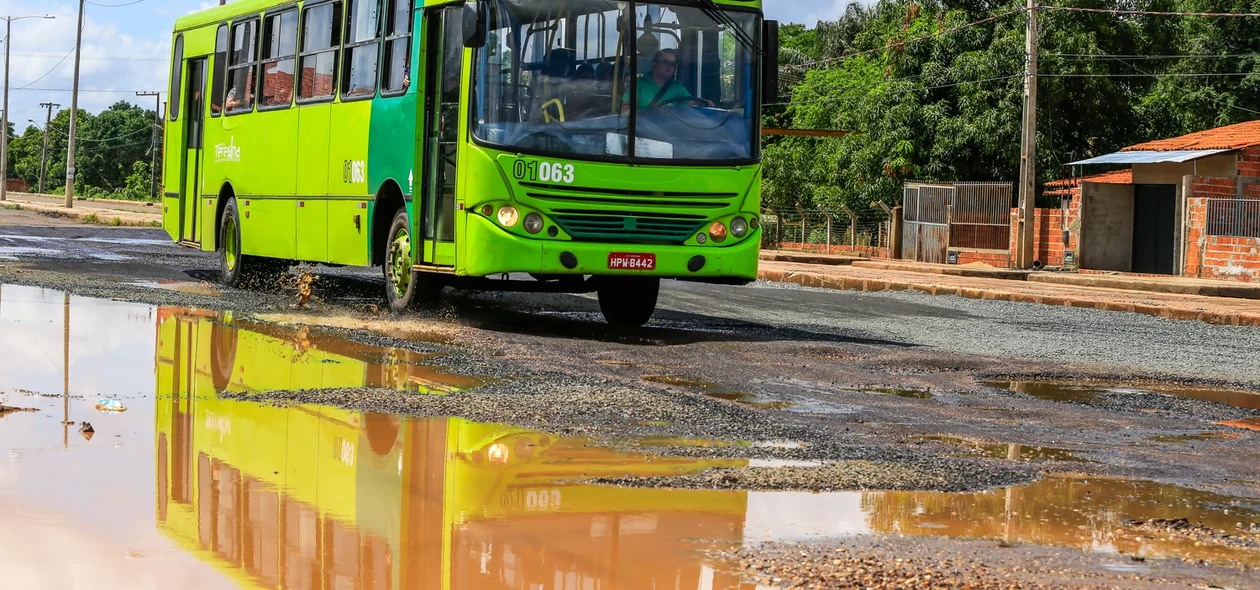 Ônibus passa com dificuldades pelo lavenida 