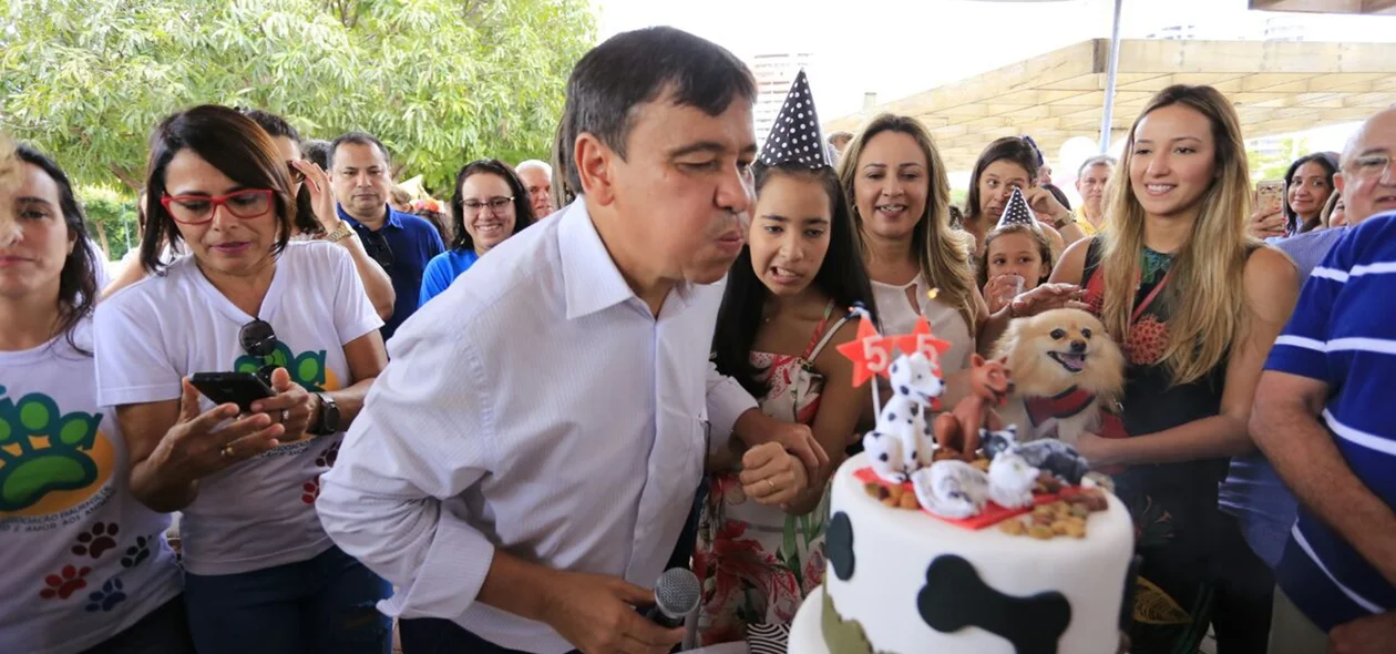 Governador Wellington Dias assoprando as velas 