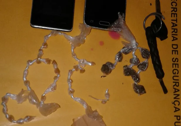 Polícia apreende suspeitos com 32 pedras análogas a crack