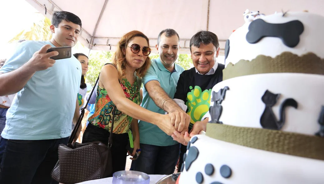 Wellington Dias corta bolo com a jornalista Yala Sena