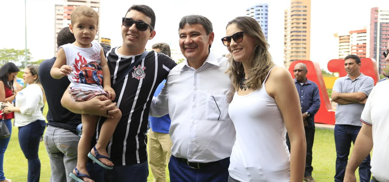 Wellington Dias cumprimeta populares