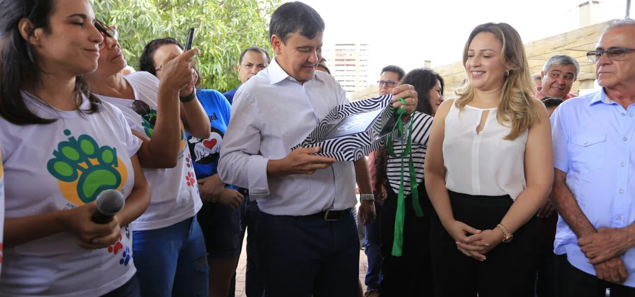 Wellington recebendo presentes