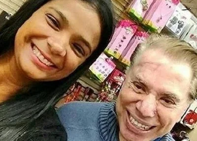 Silvio Santos posa para foto com fã