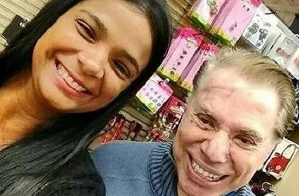 Silvio Santos posa para foto com fã