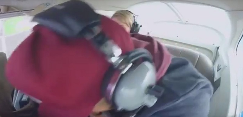Americano votima após pedido de casamento em avião