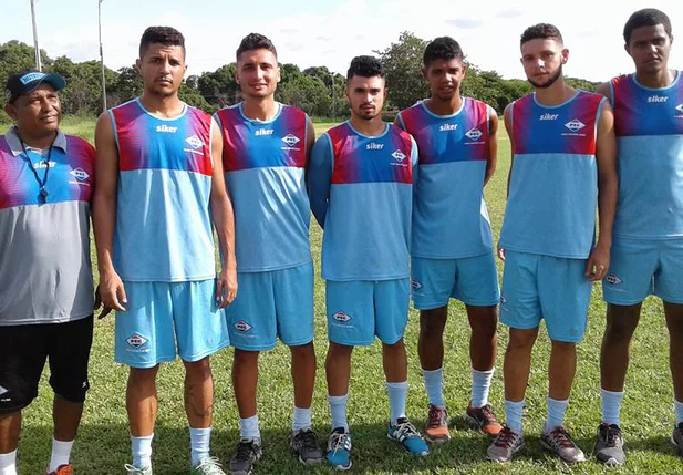 Novos atletas já treinaram com bola