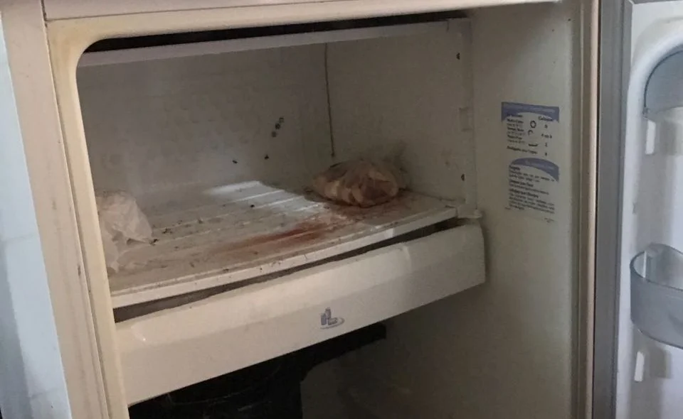 Alimentos são guardados na geladeira dentro do banheiro