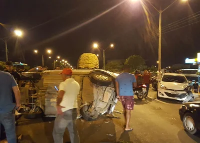 Carro capota após colisão