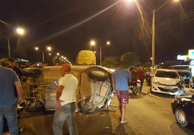 Carro capota após colisão