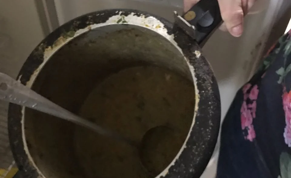 Comida está sendo preparada dentro de banheiro