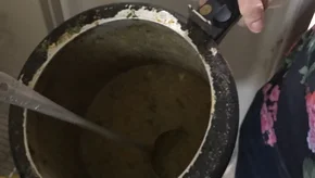 Comida está sendo preparada dentro de banheiro