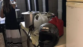 Cozinha funciona dentro do banheiro