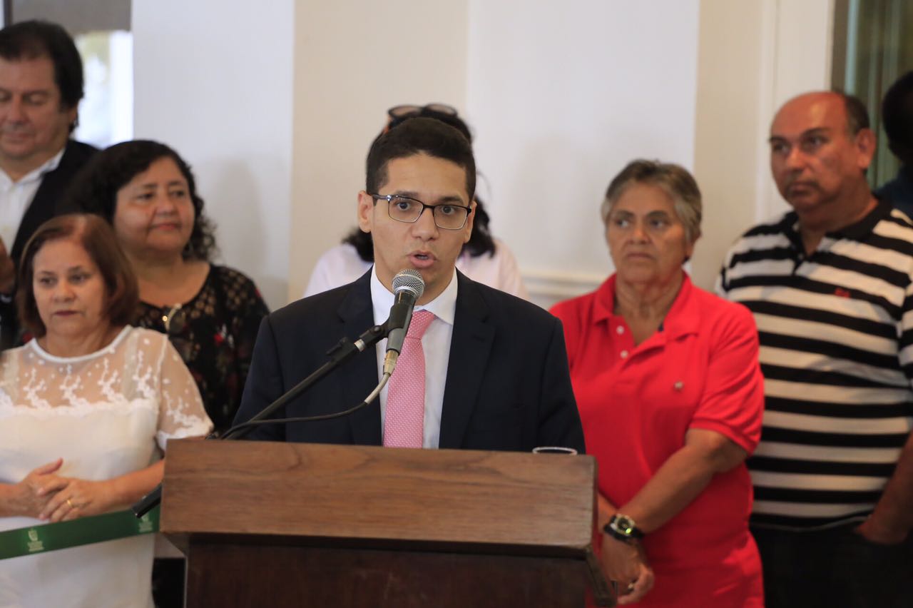 Daniel Oliveira em discurso