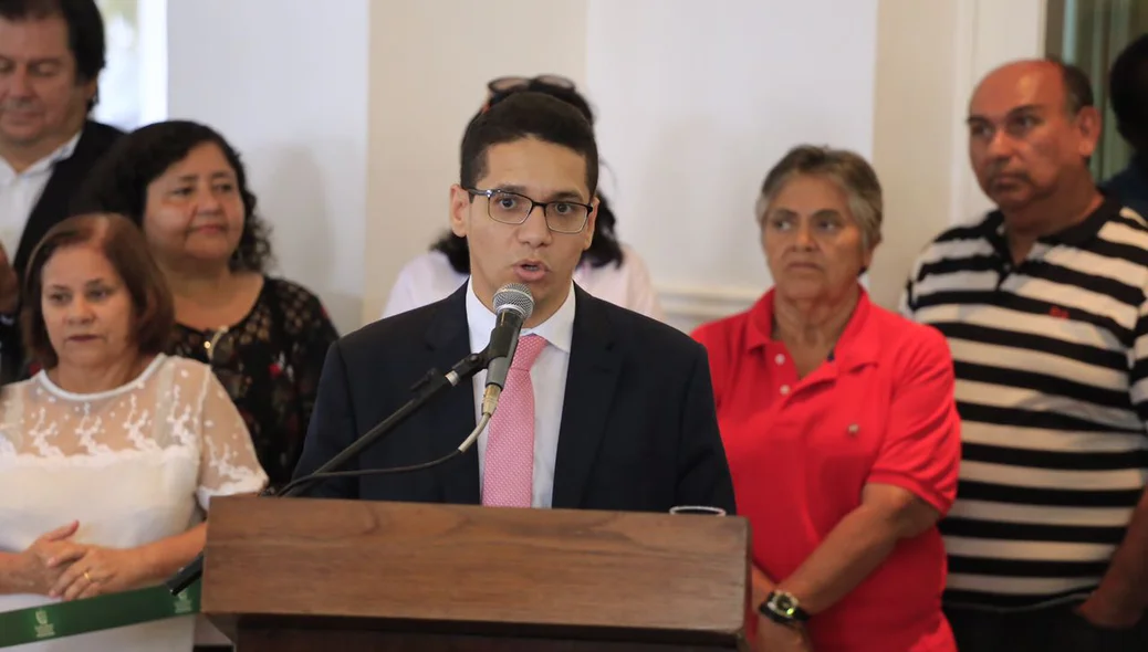 Daniel Oliveira em discurso