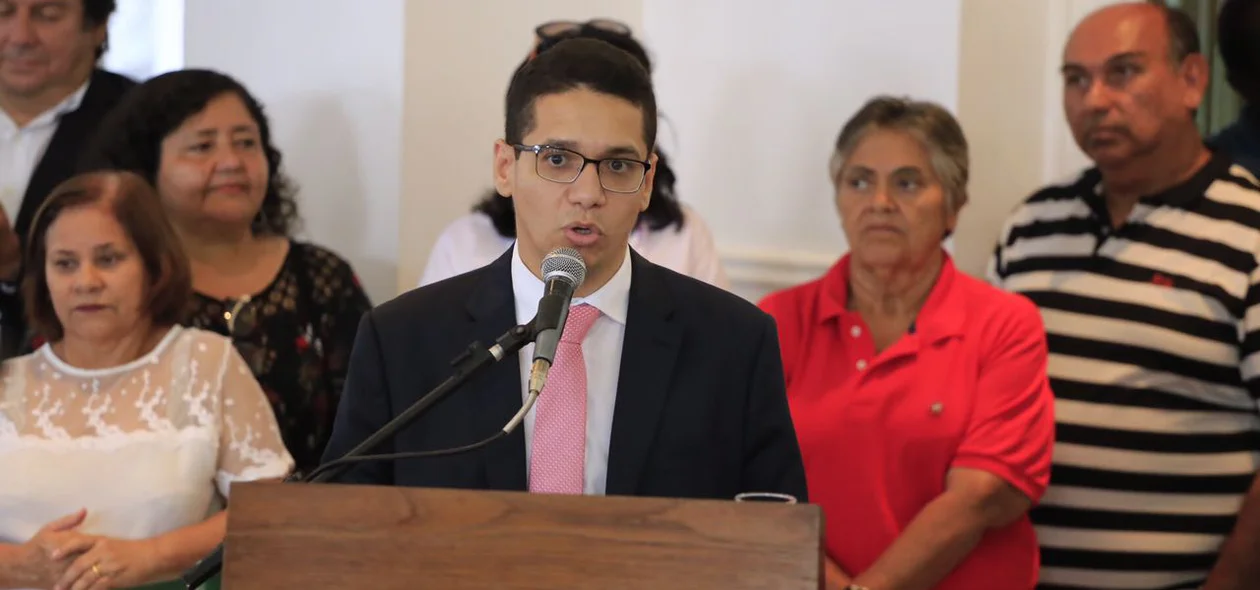 Daniel Oliveira em discurso