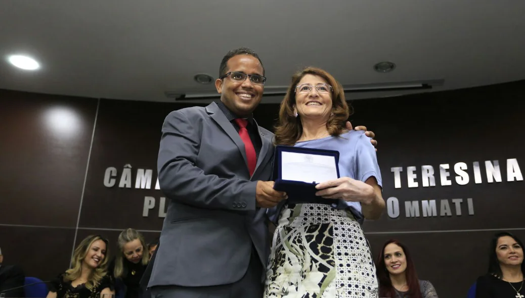 Entrega do prêmio Mulher Destaque na Câmara Municipal de Teresina