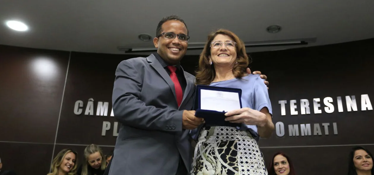 Entrega do prêmio Mulher Destaque na Câmara Municipal de Teresina