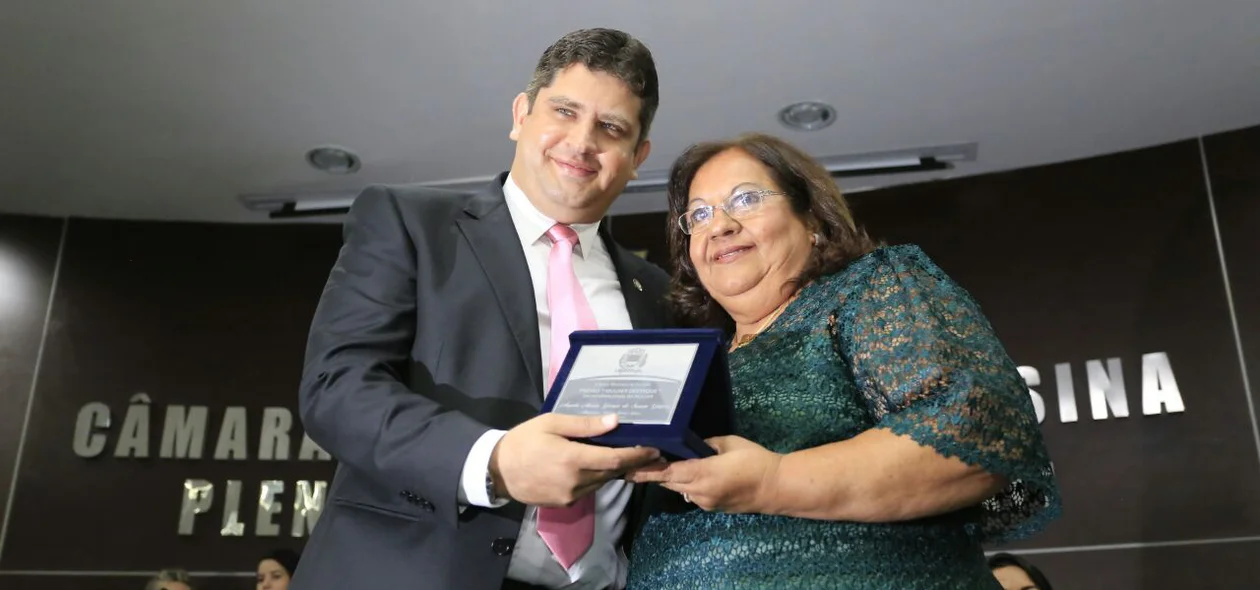 Entrega do prêmio Mulher Destaque na Câmara Municipal