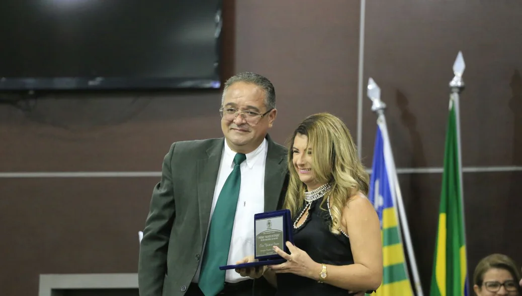 Major Paulo Roberto entrega premiação 