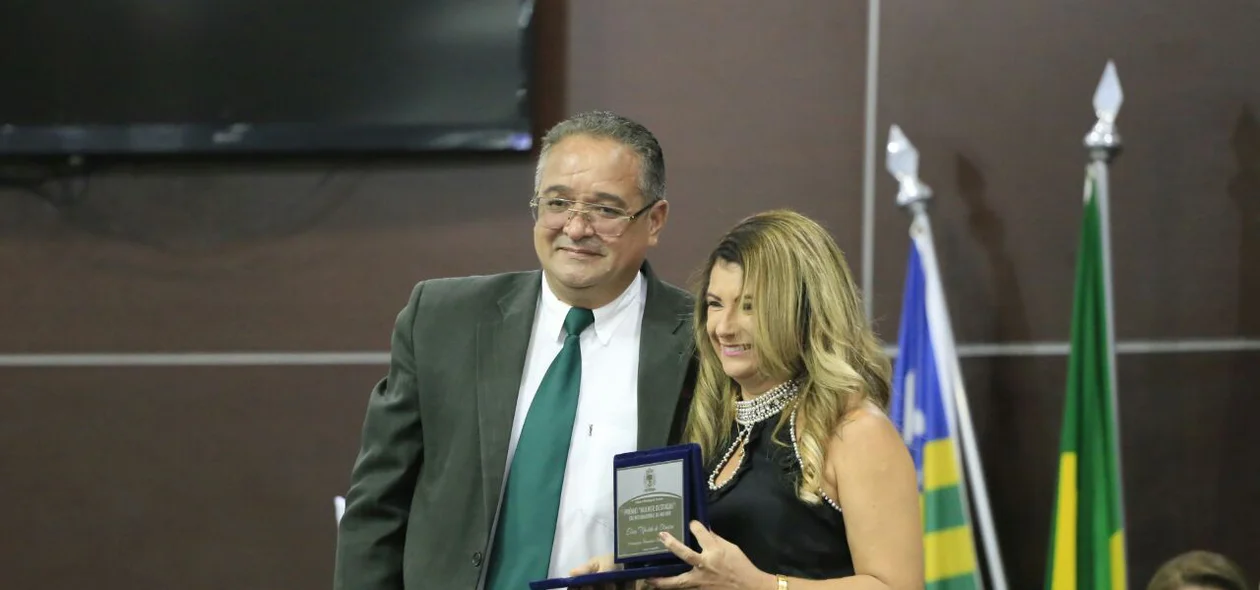 Major Paulo Roberto entrega premiação 