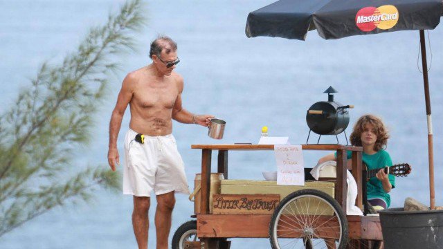 Mario Gomes vende hambúrger na praia