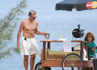 Mario Gomes vende hambúrger na praia