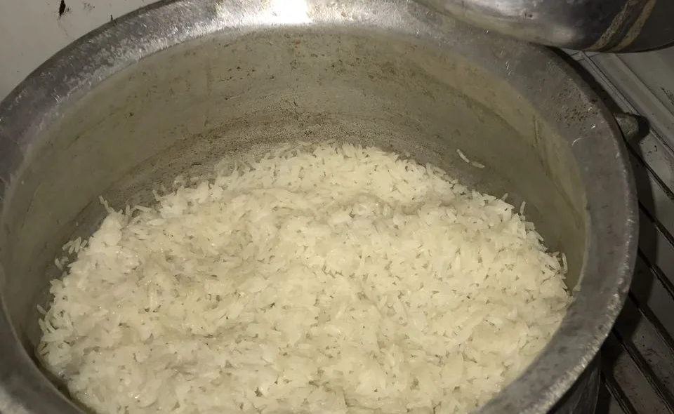 Merenda preparada no benheiro-cozinha