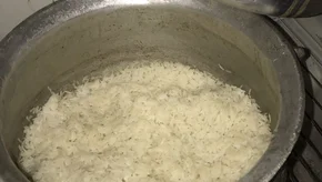 Merenda preparada no benheiro-cozinha