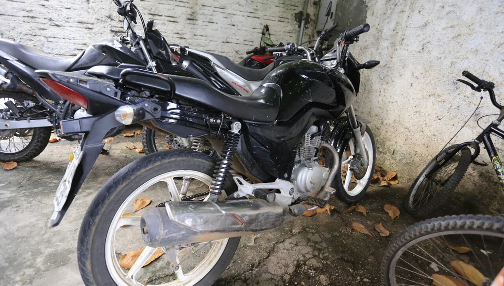 Motocicleta apreendida na casa do acusado
