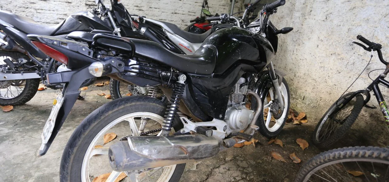 Motocicleta apreendida na casa do acusado