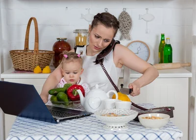 Mulher que trabalha e cuida da casa