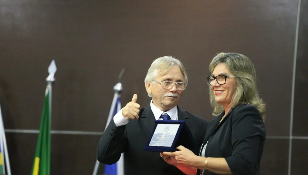 Nilson Cavalcante entrega placa