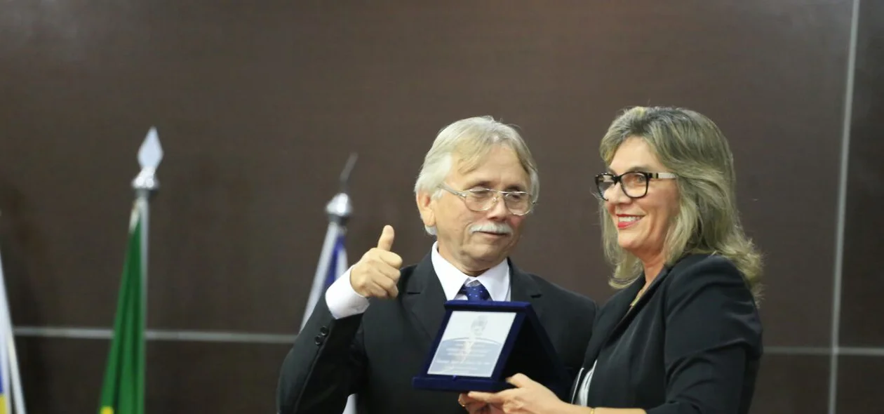 Nilson Cavalcante entrega placa