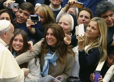 Papa Francisco cumprimenta as mulheres