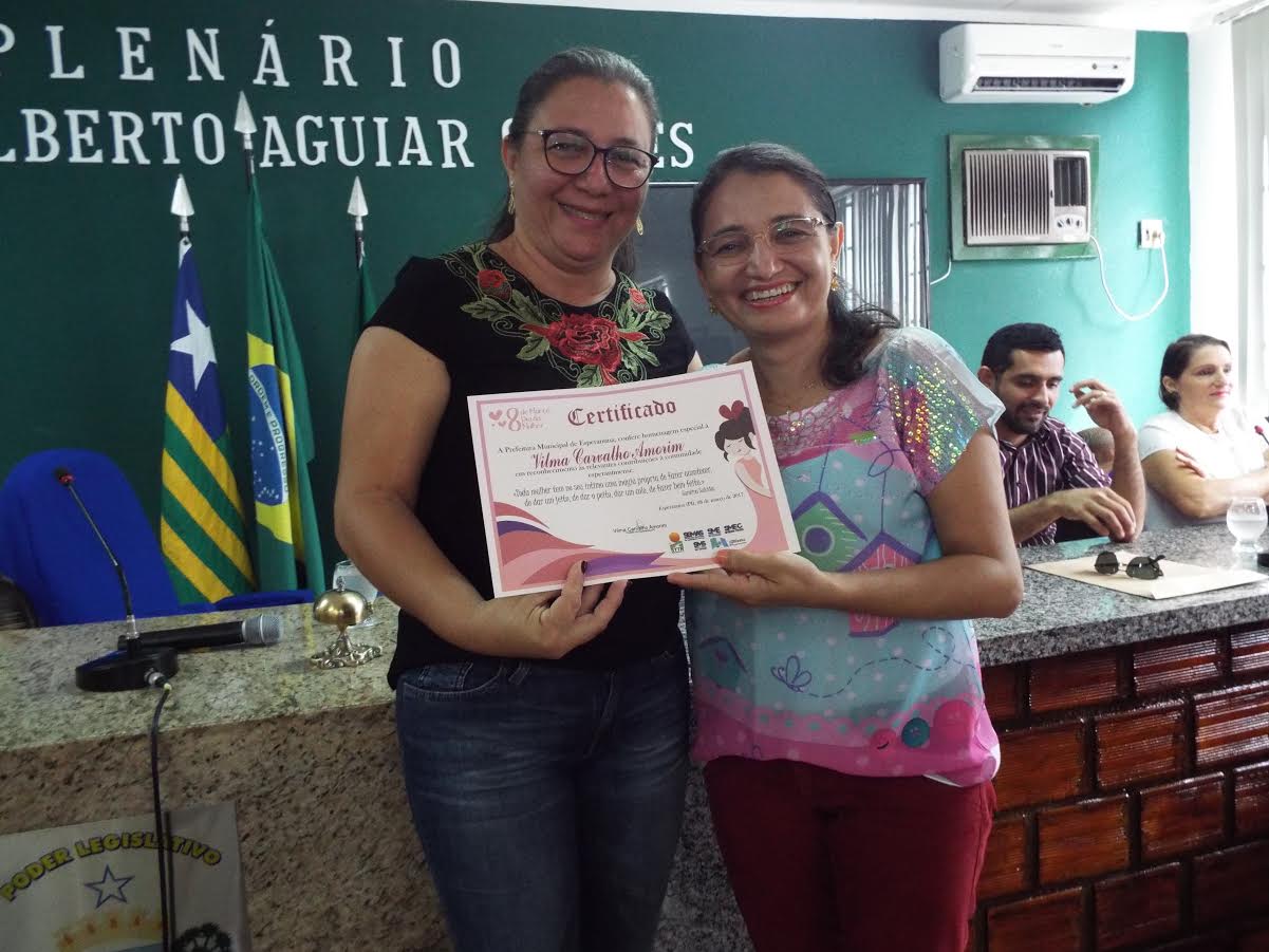 Prefeita de Esperantina entrega certificado