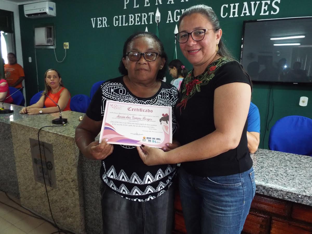 Prefeita Vilma Amorim entrega certificado