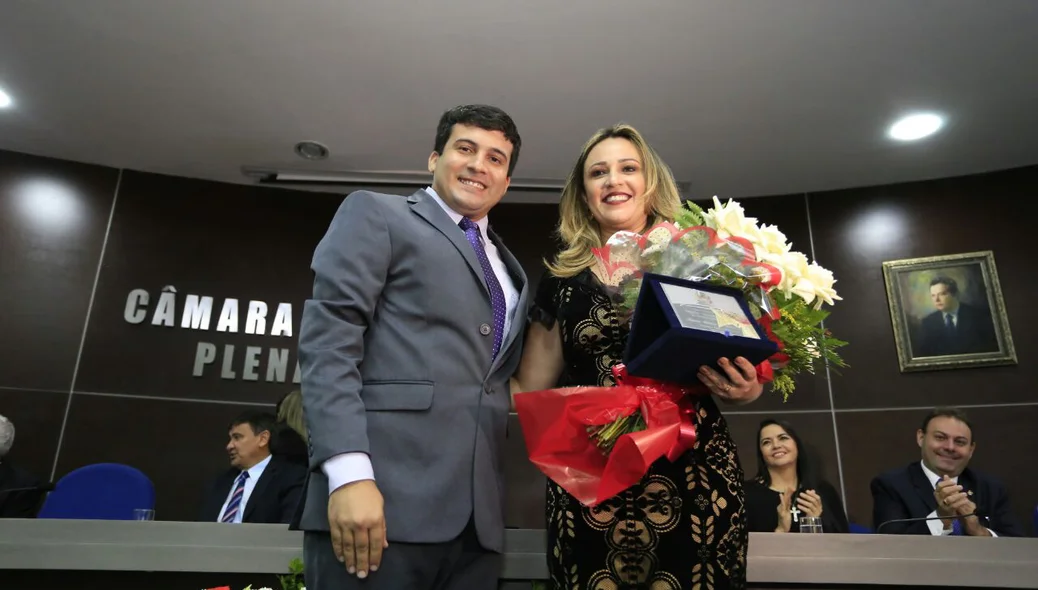 Rejane Dias recebe prêmio Mulher Destaque em solenidade na Câmara