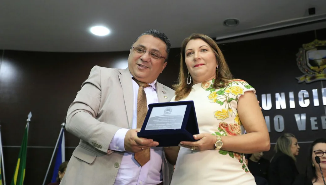 Vereador Dudu entrega prêmio Mulher Destaque em solenidade na Câmara