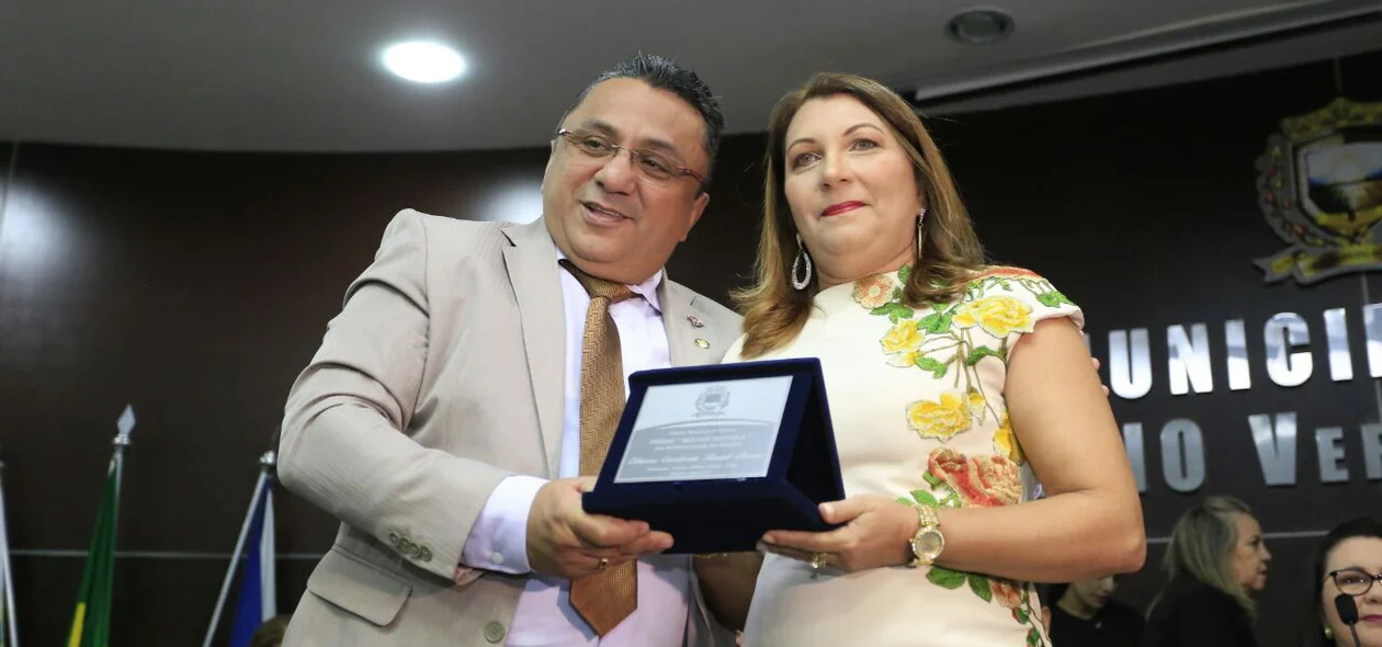 Vereador Dudu entrega prêmio Mulher Destaque em solenidade na Câmara