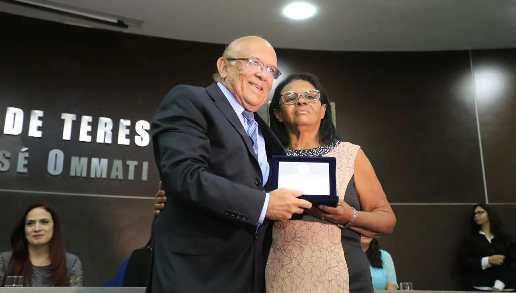 Vereador Edson Melo entrega prêmio Mulher Destaque em solenidade na Câmara