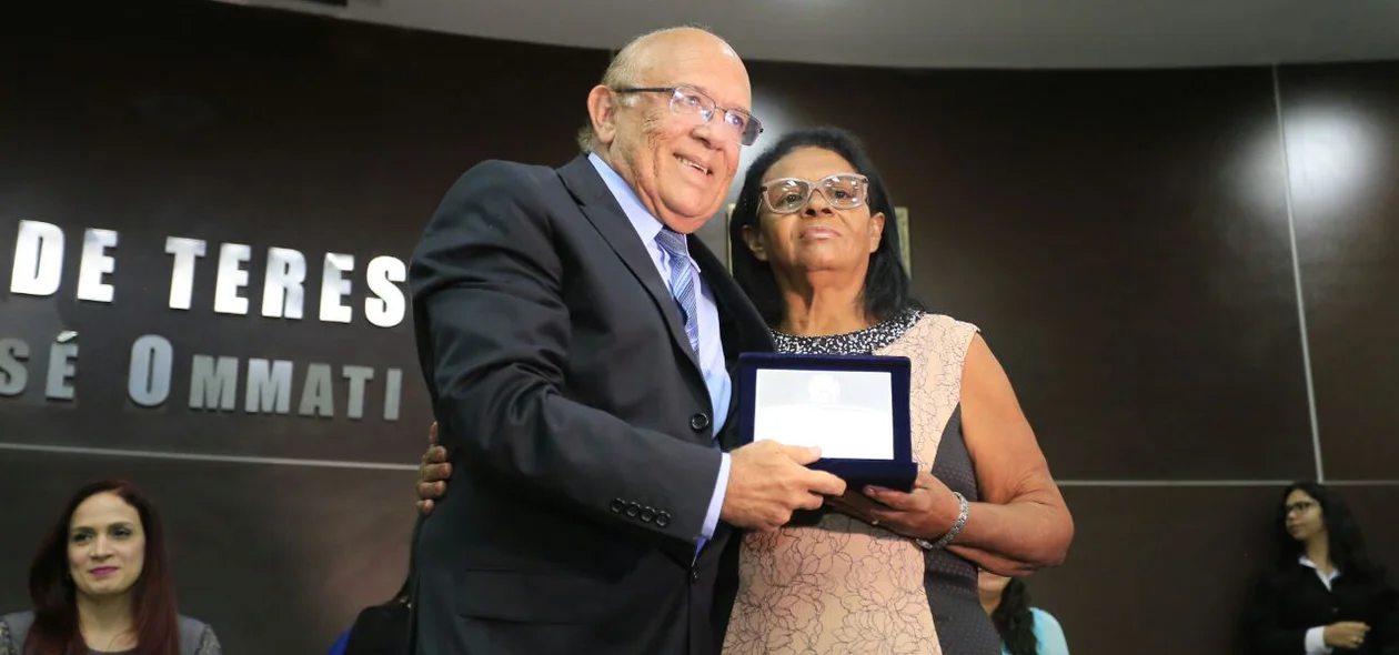 Vereador Edson Melo entrega prêmio Mulher Destaque em solenidade na Câmara