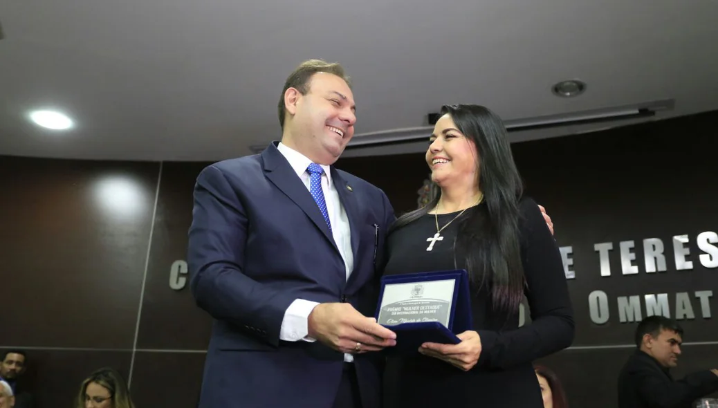 Vereador Jeová Alencar entrega prêmio Mulher Destaque à vereadora Teresa Britto