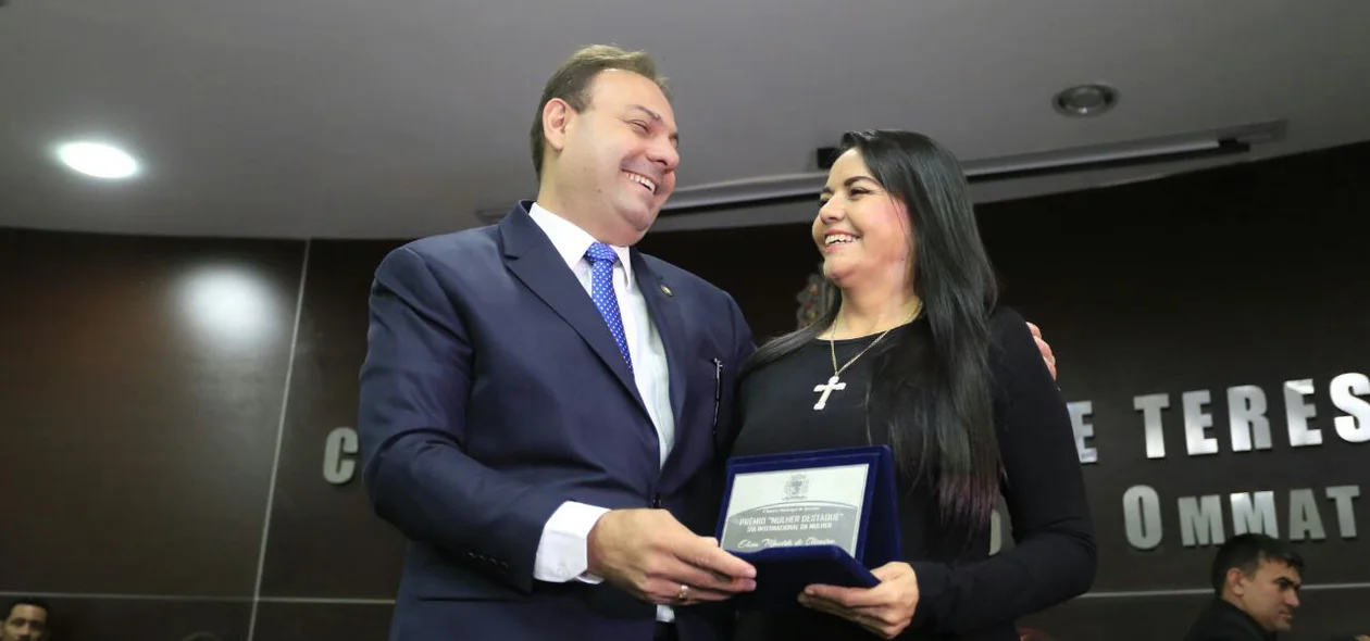 Vereador Jeová Alencar entrega prêmio Mulher Destaque à vereadora Teresa Britto