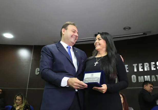 Vereador Jeová Alencar entrega prêmio Mulher Destaque à vereadora Teresa Britto