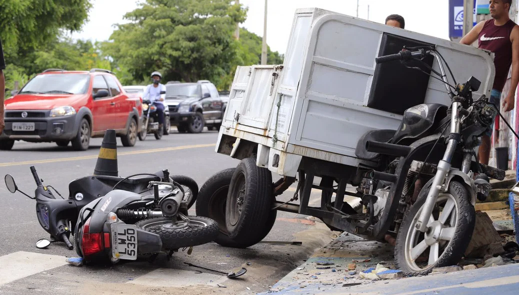 A motocicleta que estava estacionada também foi atingida