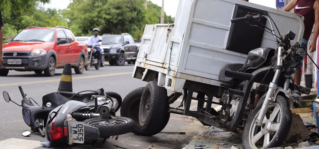 A motocicleta que estava estacionada também foi atingida