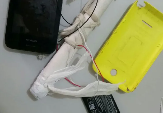 Além do celular foi encontrado uma espécie de carregador a base de pilhas