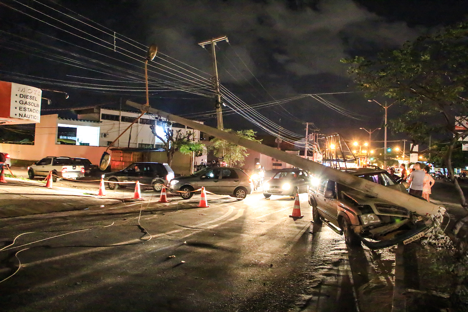 Carro derruba poste e deixa trânsito lento em avenida